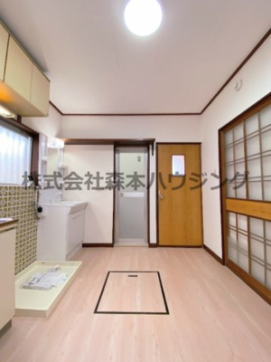 【居間・リビング】 | 　寝屋川市石津元町10戸建貸家 | きれいな居間です