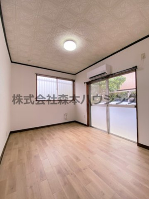 【洋室】 | 　寝屋川市石津元町10戸建貸家 | 明るい洋室です