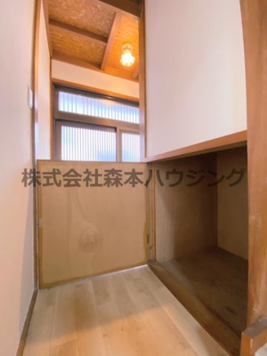 【収納】 | 　寝屋川市石津元町10戸建貸家 | 階段下収納があります