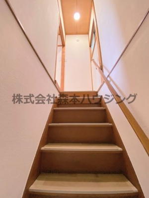 【内装】 | 　寝屋川市石津元町10戸建貸家 | 室内階段部分です