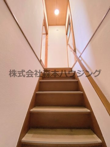【内装】 | 　寝屋川市石津元町10戸建貸家 | 室内階段部分です