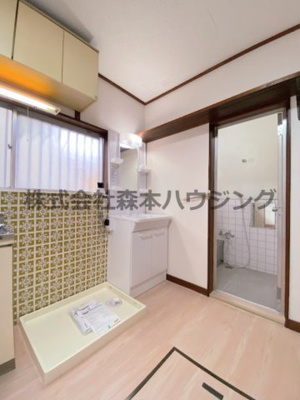 【洗面所】 | 　寝屋川市石津元町10戸建貸家 | 使いやすい洗面所です