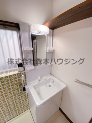 【独立洗面台】 | 　寝屋川市石津元町10戸建貸家 | 独立洗面台、小物を置くことができて便利です