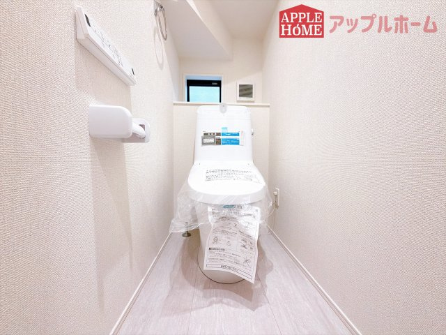 [新築住宅] 鶴ヶ島市鶴ヶ丘 6期 全1棟のトイレ|白を基調とした清潔感のある明るい空間。温水洗浄便座付きで、毎日快適・清潔に使用できます。操作しやすい壁面リモコンを採用しています。