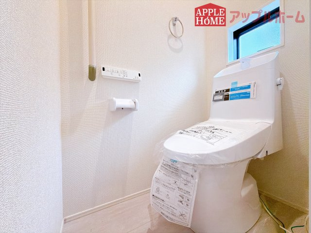 [新築住宅] 鶴ヶ島市鶴ヶ丘 6期 全1棟のトイレ|白を基調とした清潔感のある明るい空間。温水洗浄便座付きで、毎日快適・清潔に使用できます。操作しやすい壁面リモコンを採用しています。