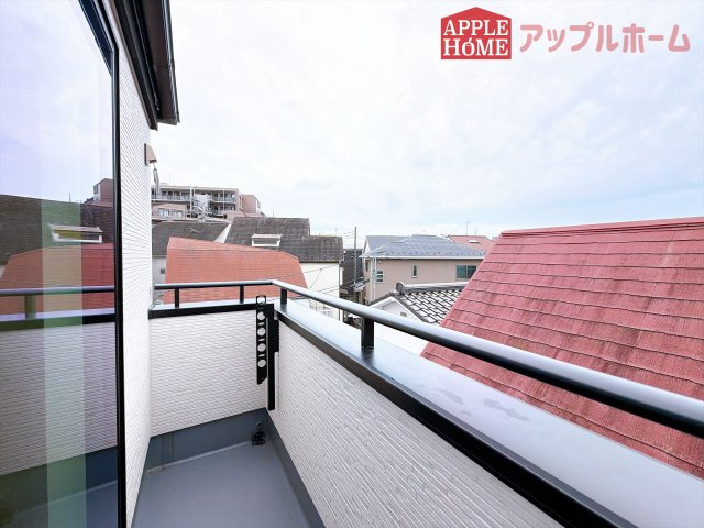 [新築住宅] 鶴ヶ島市鶴ヶ丘 6期 全1棟のバルコニー|家族分の洗濯物もしっかり干せます。日当たりも良く、毎日のお洗濯が楽しくなりそう♪お布団は手軽に干せていつもポカポカに☆