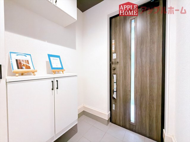 [新築住宅] 鶴ヶ島市鶴ヶ丘 6期 全1棟の玄関|ご家族皆様の靴やお手入れ用品を収納できる収納棚を設置！お家に出会う人々を迎える玄関だからこそ、常に整理整頓しておきたいですね♪