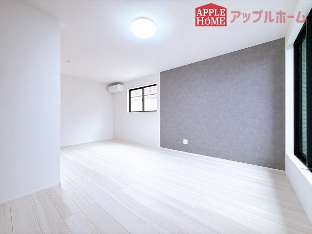 [新築住宅] 鶴ヶ島市鶴ヶ丘 6期 全1棟の居間・リビング|窓から差し込む光で家族を温かく包み込みます。明るいリビングで子育てする喜びを☆いつでも見学可能です！