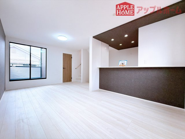 [新築住宅] 鶴ヶ島市鶴ヶ丘 6期 全1棟の居間・リビング|広々リビング×対面キッチンで家族の会話も弾みます♪家族団らんの秘訣は間取りにあり☆夢のマイホームを一緒に叶えましょう！