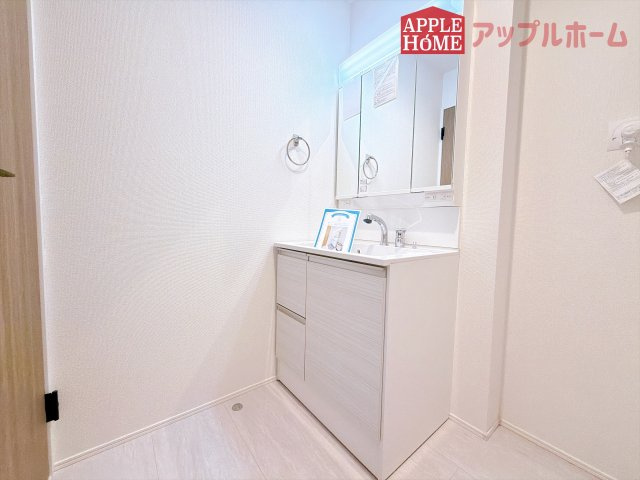[新築住宅] 鶴ヶ島市鶴ヶ丘 6期 全1棟の独立洗面台|鏡の裏に歯ブラシや化粧水、整髪料など小物を隠して収納でき、生活感を出さずに綺麗な空間に保てます。また、左右の鏡を動かすことで横や後ろ向きの姿をチェックできるのも嬉しいポイントです♪