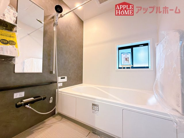[新築住宅] 鶴ヶ島市鶴ヶ丘 6期 全1棟の浴室|窓付きのバスルームは、採光もあり明るく気持ちの良い空間です。窓があることで、換気環境も良好。掃除もスムーズに出来ます