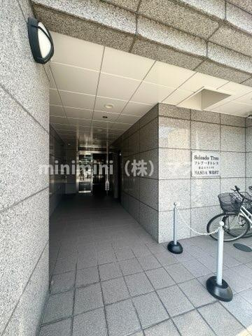 大阪市浪速区幸町３丁目の賃貸マンションのエントランス