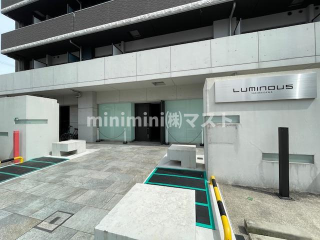 大阪市浪速区稲荷２丁目の賃貸マンションのエントランス
