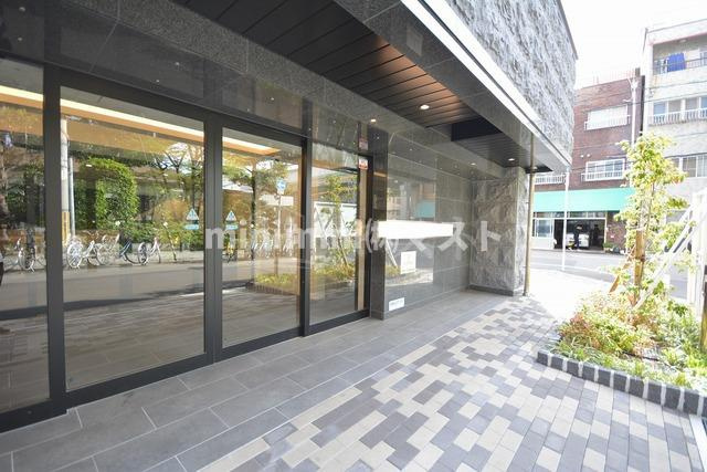 大阪市浪速区下寺３丁目の賃貸マンションのエントランス