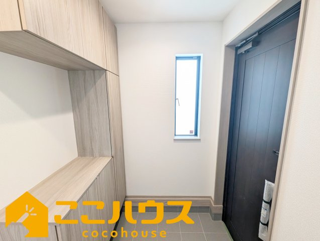 南城市佐敷津波古　新築戸建て　全３棟　B号棟の玄関|【施工例】※同施工の別物件写真

