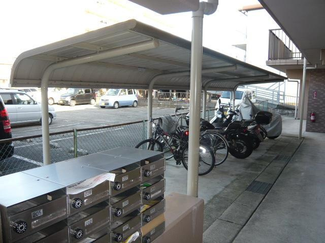 ロイヤルハイツのその他共用部分|屋根付き駐輪場・中型バイク以下なら駐輪可
