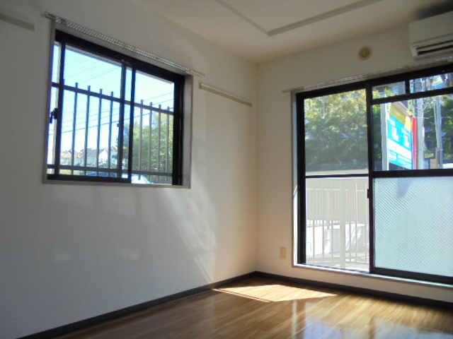 ロイヤルハイツの洋室|角部屋につき日当たり良好（過去写真となります。）
