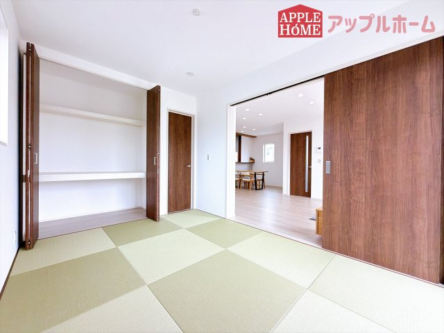 [新築住宅] 比企郡滑川町月輪 全4区画の和室|クローゼット付きの和室は、収納スペースが豊富で部屋全体がすっきりと片付きやすいのが特徴です。衣類や荷物を整理しやすく、生活感を抑えた洗練された空間を保てます。