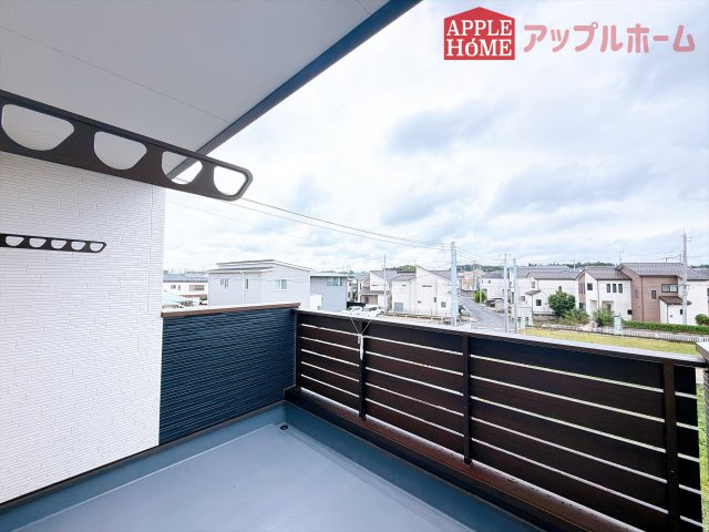 [新築住宅] 比企郡滑川町月輪 全4区画のバルコニー|奥行を広めに取ったバルコニー♪家族分の洗濯物もしっかり干せます。日当たりも良く、毎日のお洗濯が楽しくなりそう♪