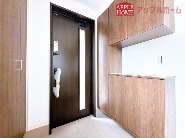 [新築住宅] 比企郡滑川町月輪 全4区画の玄関|明るく清潔感のある玄関でお客様を迎えるスペースをパッと明るい印象に！大容量の収納力で大家族の履物もすっきり収納できます♪