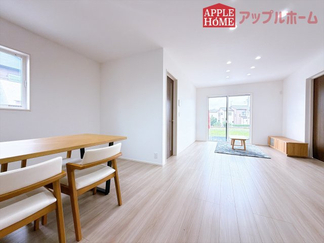 [新築住宅] 比企郡滑川町月輪 全4区画の居間・リビング|窓から差し込む光で家族を温かく包み込みます。明るいリビングで子育てする喜びを☆いつでも見学可能です！