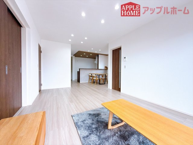 [新築住宅] 比企郡滑川町月輪 全4区画の居間・リビング|広々リビング×対面キッチンで家族の会話も弾みます♪家族団らんの秘訣は間取りにあり☆夢のマイホームを一緒に叶えましょう！