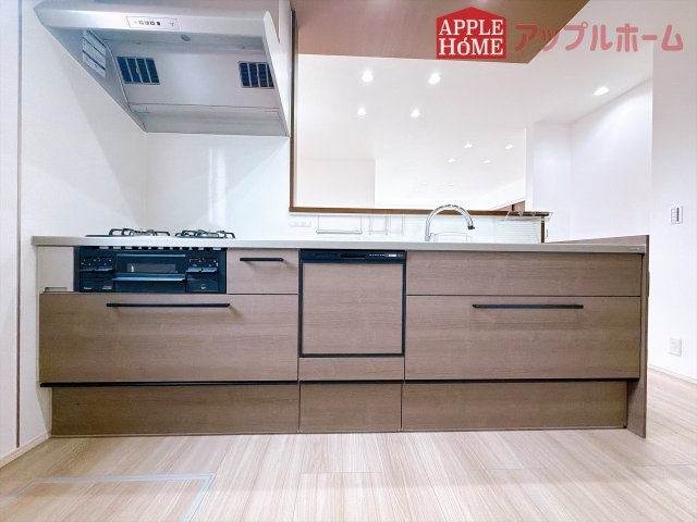 [新築住宅] 比企郡滑川町月輪 全4区画のキッチン|キッチンから部屋中が見守れるので、小さなお子様がいるご家庭でも安心です。シンプル×ナチュラルな温かい空間は、どんなスタイルの家具も合わせやすいお部屋です。