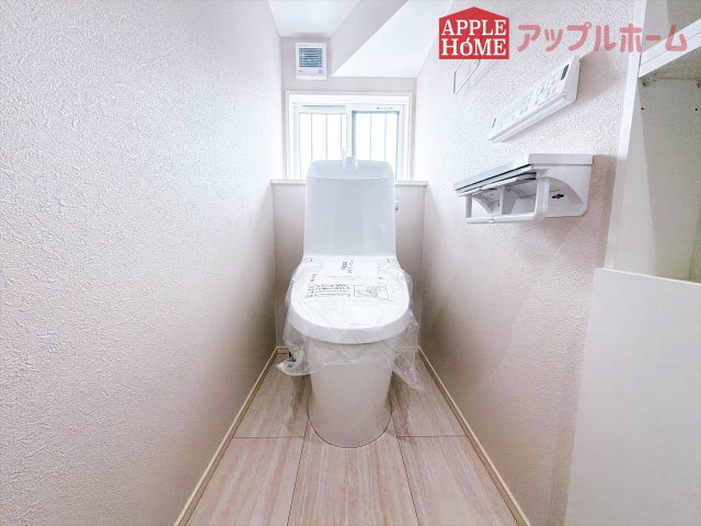 [新築住宅] 比企郡滑川町月輪 全4区画のトイレ|白を基調とした清潔感のある明るい空間。温水洗浄便座付きで、毎日快適・清潔に使用できます。操作しやすい壁面リモコンを採用しています。