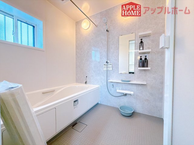 [新築住宅] 比企郡滑川町月輪大堀 全3区画の浴室|窓付きのバスルームは、採光もあり明るく気持ちの良い空間です。窓があることで、換気環境も良好。掃除もスムーズに出来ます
