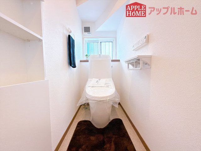 [新築住宅] 比企郡滑川町月輪大堀 全3区画のトイレ|白を基調とした清潔感のある明るい空間。温水洗浄便座付きで、毎日快適・清潔に使用できます。操作しやすい壁面リモコンを採用しています。
