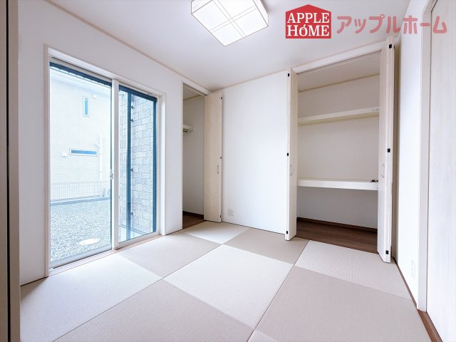 [新築住宅] 比企郡滑川町月輪大堀 全3区画の和室|クローゼット付きの和室は、収納スペースが豊富で部屋全体がすっきりと片付きやすいのが特徴です。衣類や荷物を整理しやすく、生活感を抑えた洗練された空間を保てます。