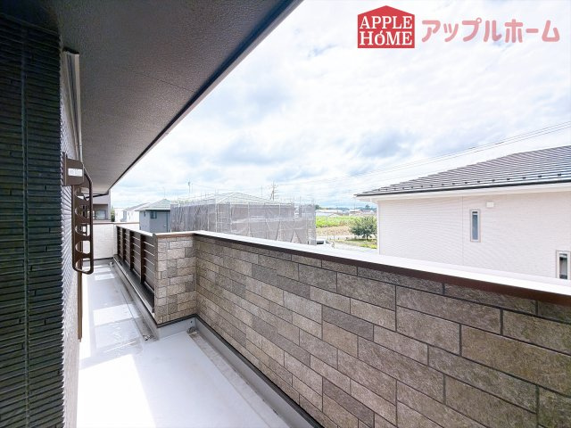 [新築住宅] 比企郡滑川町月輪大堀 全3区画のバルコニー|家族分の洗濯物もしっかり干せます。日当たりも良く、毎日のお洗濯が楽しくなりそう♪お布団は手軽に干せていつもポカポカに☆