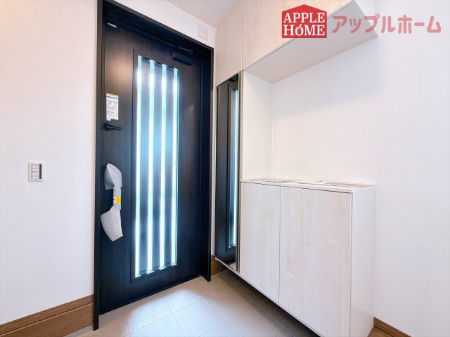 [新築住宅] 比企郡滑川町月輪大堀 全3区画の玄関|上下棚にたっぷり靴を収納できます。「ただいま」と玄関を開けた瞬間から、奥に広がる空間を明るい室内を感じられますね♪