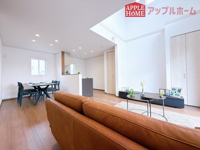[新築住宅] 比企郡滑川町月輪大堀 全3区画の居間・リビング|人気の対面式キッチンで会話も弾みます！お食事の準備をしながらでもご家族とのコミュニケーションを楽しめますね♪友人とのホームパーティーも可能です☆