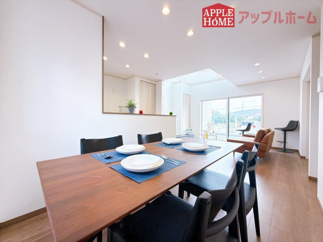 [新築住宅] 比企郡滑川町月輪大堀 全3区画の居間・リビング|明るい日差しがさすリビングは、家族の憩い空間。お庭を眺めながら、毎日話が弾みそうですね♪