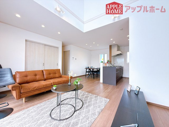 [新築住宅] 比企郡滑川町月輪大堀 全3区画の居間・リビング|大切なご家族が集まるからこそＬＤＫはこだわりたい！休日はおひさまの光をたっぷりと取りこめるリビングでゆったりと過ごしませんか？子供たちが元気に笑いながら走り回っても十分な広さの空間です。