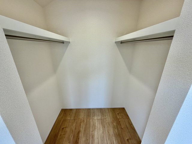 あきる野市野辺全８棟の収納|【6帖洋室】衣類や大型荷物をたっぷり収納できるWIC。室内が整い、毎朝の身支度もスムーズに整います。