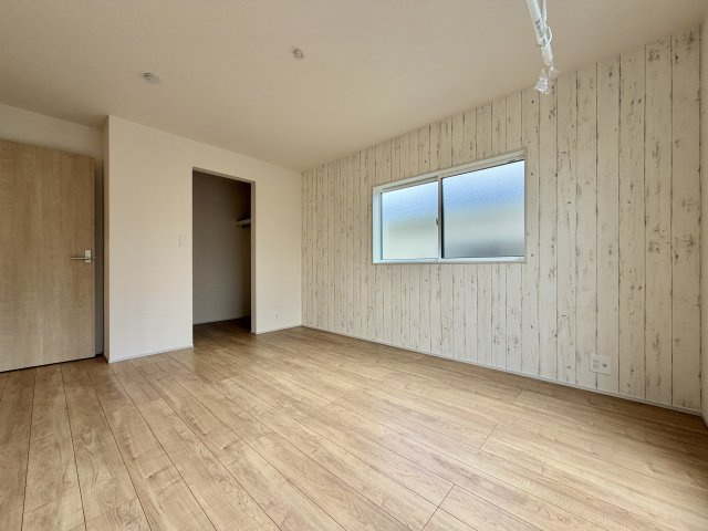 あきる野市野辺全８棟の洋室|【8.12帖】ゆったりとした広さを確保した主寝室。ベッドを置いてもゆとりがあります。