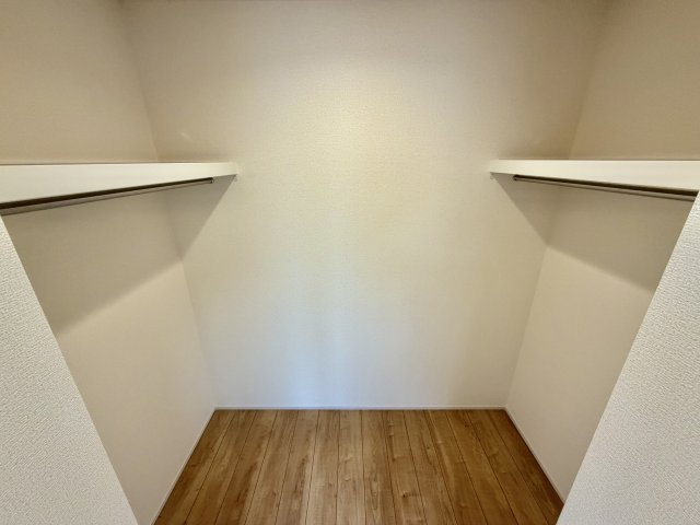 あきる野市野辺全８棟の収納|【主寝室】衣類や大型荷物をたっぷり収納できるWIC。室内が整い、毎朝の身支度もスムーズに整います。