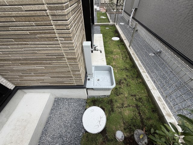 あきる野市野辺全８棟の庭|外に水栓がついています。車の掃除などいろいろな場面で出番があります。