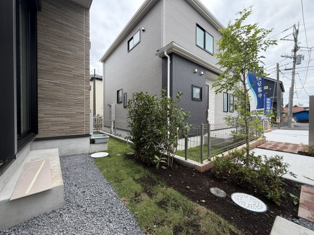あきる野市野辺全８棟の庭|手入れがしやすく使い勝手の良いコンパクトなお庭。ちょっとしたガーデニングや気分転換にも最適です。