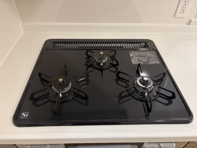 あきる野市野辺全８棟の設備|複数品を同時に調理できる3口コンロ。手際よくお料理が進み、毎日の家事を時短できます。