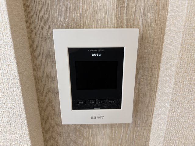 あきる野市野辺全８棟の防犯設備|来訪者の顔を室内から確認できるモニター付きインターホン。防犯面に配慮された設備です。