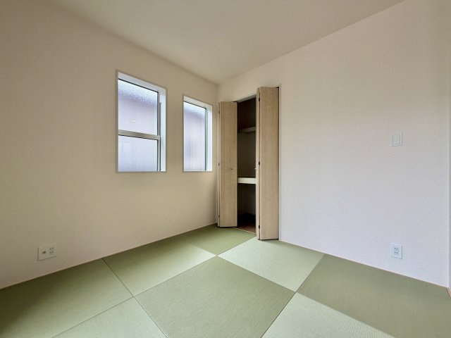 あきる野市野辺全８棟の和室|畳の香りに包まれる落ち着いた和室。寝室やキッズスペース、来客用など多目的に活躍します。 