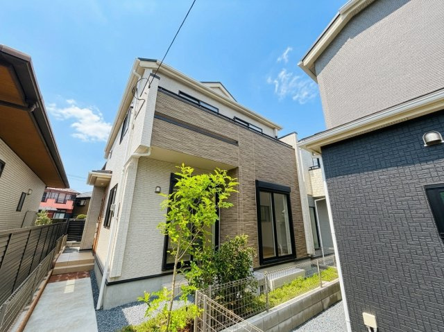 あきる野市野辺全８棟の外観|白とベージュのツートンカラーがお洒落な新築分譲住宅の外観写真です。 明るい日差しの中で、洗練されたデザインが目を引きます。駐車場スペースもあり、快適な生活が想像できる物件です。