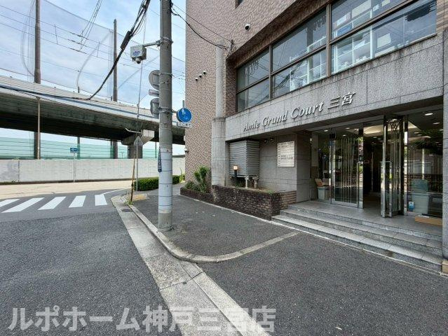 アミーグランコート三宮のエントランス