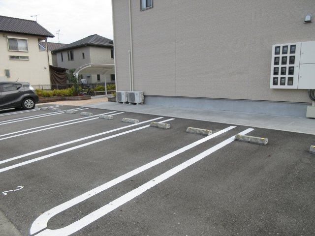 シャルマンの駐車場