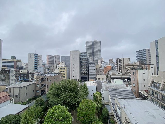 ライオンズステージ平井の展望|開放感あふれる広々としたルーフバルコニーを完備。陽光と心地よい風を全身で感じられる特別なプライベート空間です。ガーデニングを楽しんだり、休日にお茶や読書を楽しんだりと多様に活用いただけます。