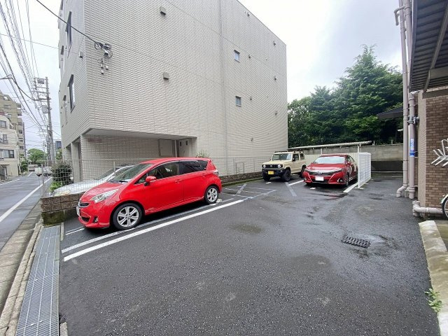 ライオンズステージ平井の駐車場|敷地内にはしっかりと整頓された駐車場スペースを確保しています。お車の出し入れがスムーズに行える使い勝手の良い設計で、愛車を身近に保管でき週末のお出かけやお買い物時の移動も快適にサポートします。