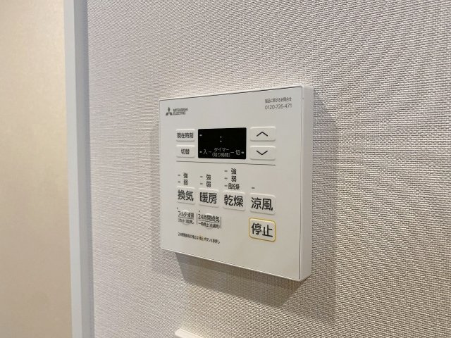 ライオンズステージ平井の冷暖房・空調設備|天候や時間帯を気にせず洗濯物を乾かせる便利な浴室換気乾燥機を設置。湿気を素早く除去してカビの発生を抑えるだけでなく、寒い季節の入浴前暖房や夏場の涼風機能など快適なバスタイムをサポートします。